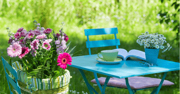 ガーデンにある花とテーブル
