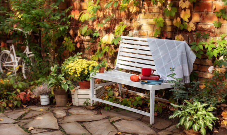 ガーデニングベンチを庭に置く効果とは？